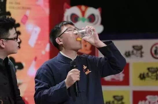 副縣長直播喝生雞蛋之后：通過農村淘寶雞蛋銷量大增