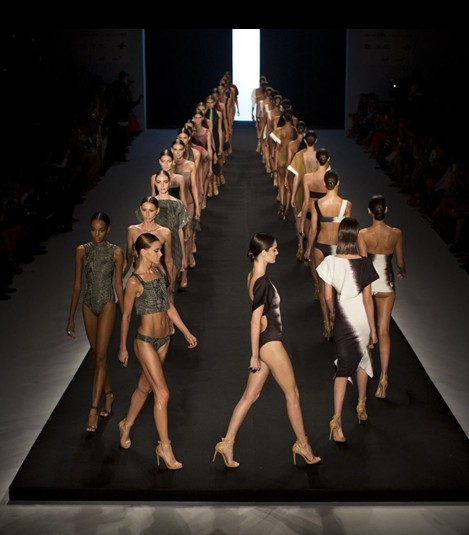 里約時(shí)裝秀推出金屬網(wǎng)格比基尼 剛?cè)岵?jì)很性感