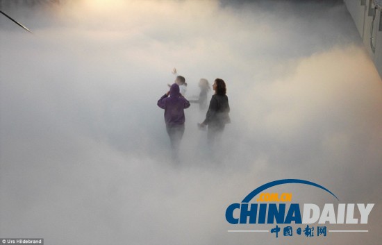 日藝術家屋頂造“漫步云端”幻境（圖）