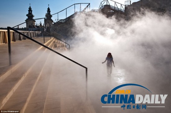 日藝術(shù)家屋頂造“漫步云端”幻境（圖）