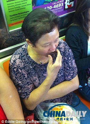 組圖：美網(wǎng)站曝光地鐵乘客各種不雅照