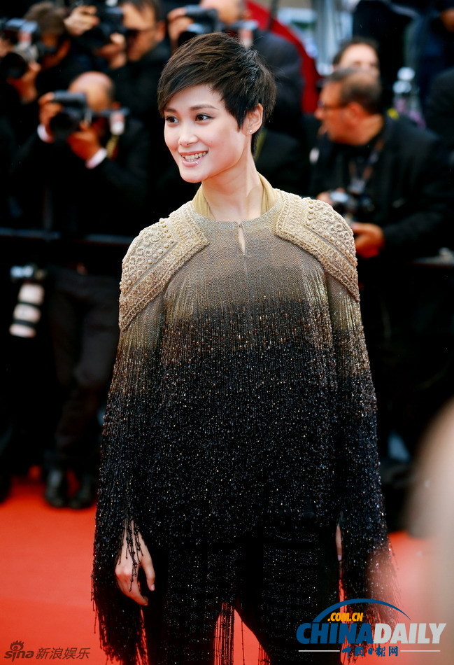 李宇春戛納再走紅毯 8公斤禮服展中性風(fēng)不失女人味