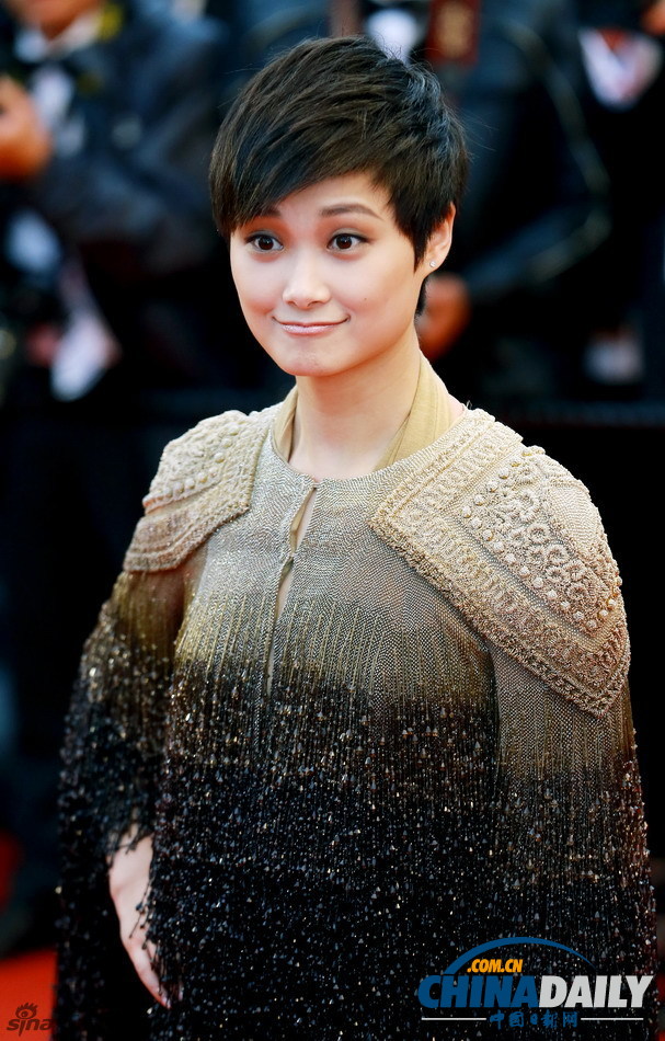 李宇春戛納再走紅毯 8公斤禮服展中性風不失女人味
