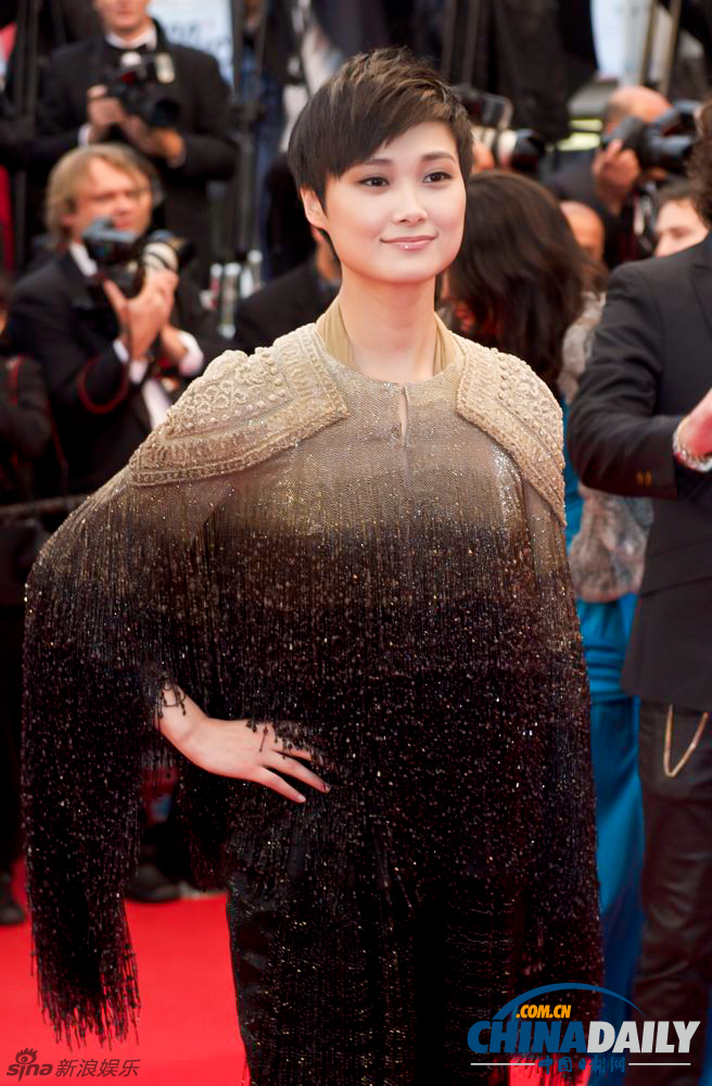 李宇春戛納再走紅毯 8公斤禮服展中性風(fēng)不失女人味