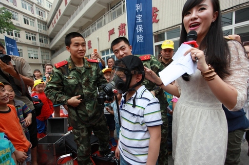 “六一”安全課堂：孩子，登云梯、接水帶、滅火盆你都會(huì)么？ ——利寶保險(xiǎn)在渝開展家庭安全體驗(yàn)活動(dòng)