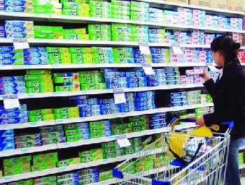 巴菲特午餐會定價縮水 網友:人變聰明不好忽悠了