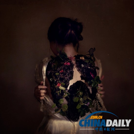 女?dāng)z影師自拍絕美森林起舞照