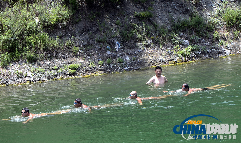 濟南現(xiàn)“天體浴場” 清泉碧波裸男排成行