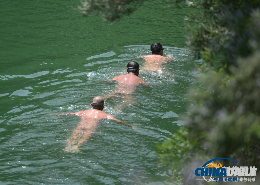 濟(jì)南現(xiàn)“天體浴場(chǎng)” 清泉碧波裸男排成行