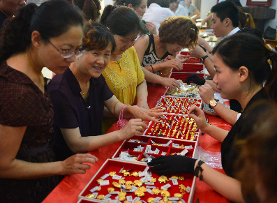 山西大媽再掀搶金戰(zhàn) 銀行金飾部分賣斷貨