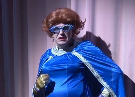 荷蘭銀行硬漢CEO穿起裙子“扮娘”逗樂員工