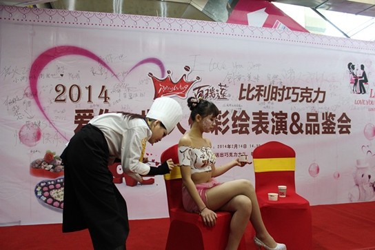 百瑞蓮巧克力人體彩繪,情侶追捧巧克力玫瑰