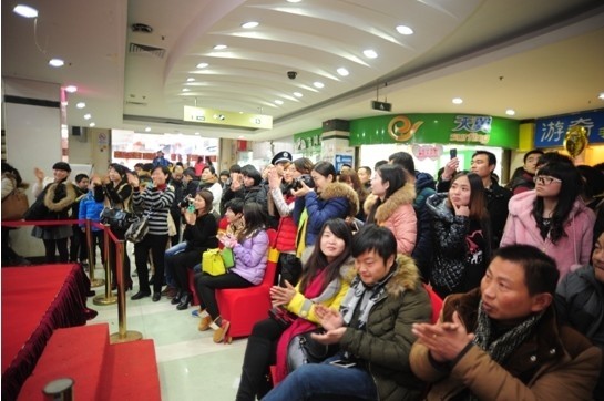 百瑞蓮巧克力人體彩繪,情侶追捧巧克力玫瑰