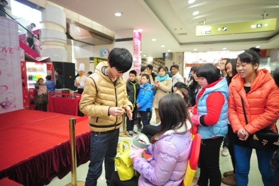 百瑞蓮巧克力人體彩繪,情侶追捧巧克力玫瑰