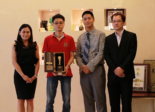 利安達活動現場頒發最高獎項大力神金杯