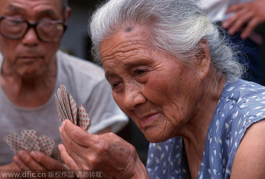 “銀發族”崛起：超老齡社會挑戰全球經濟