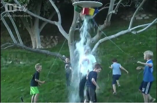 冰桶接力:美國名流的點(diǎn)名游戲