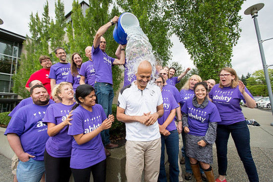 冰桶接力:美國名流的點(diǎn)名游戲