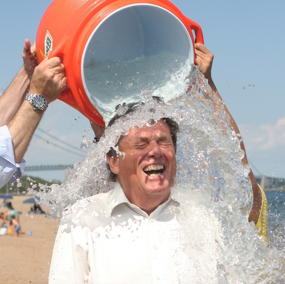 “冰桶挑戰(zhàn)”為何能夠風(fēng)靡世界？