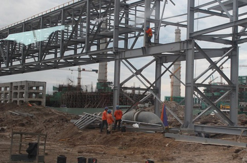 越南河靜省公安出入境管理部門為數千中國勞務人員進入永安經濟區(qū)工作辦理入境手續(xù)