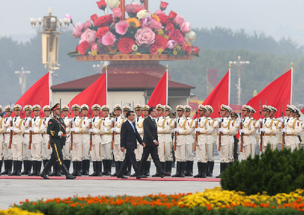 李克強舉行儀式歡迎西班牙首相拉霍伊訪華