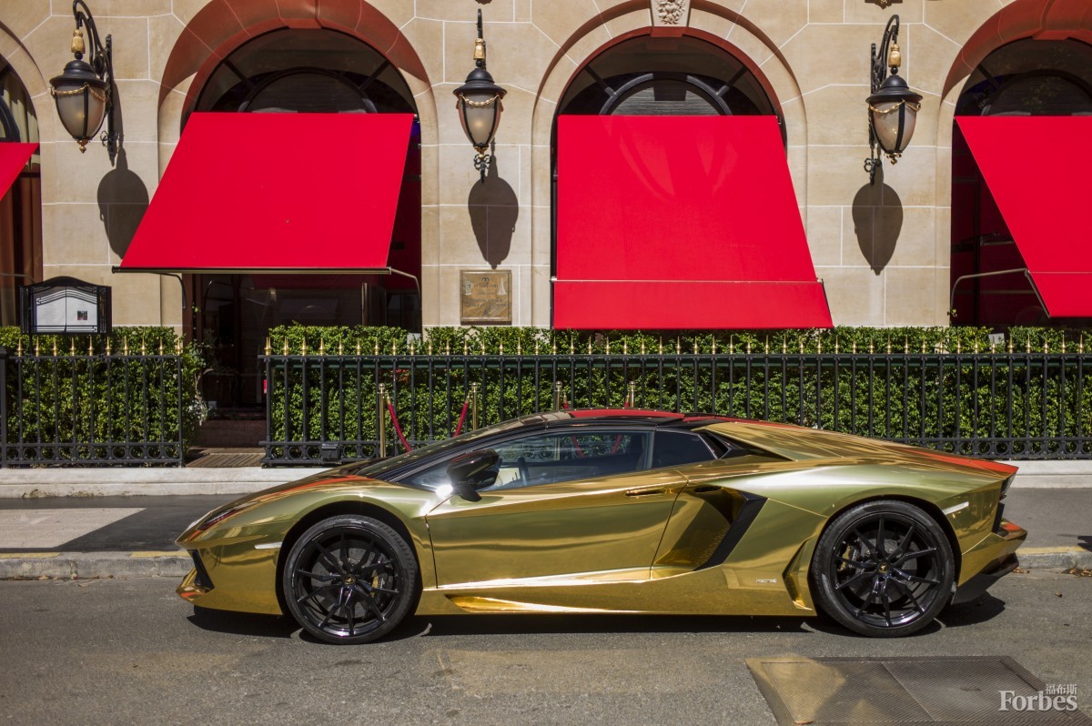 黃金蘭博基尼跑車現(xiàn)身巴黎時裝周