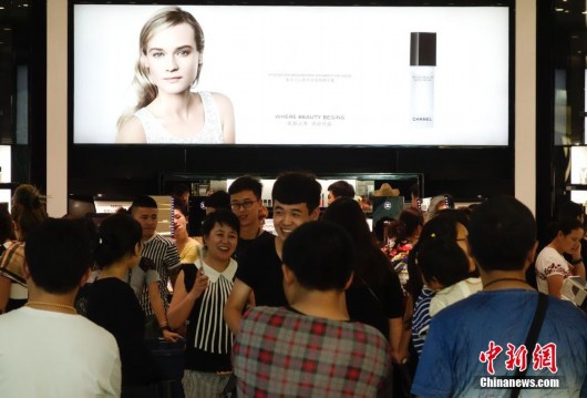 海南三亞游客排長(zhǎng)龍購買免稅品[組圖]