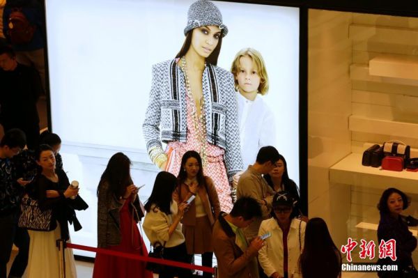 奢侈品牌在華掀降價(jià)潮 欲吸引中國(guó)人回國(guó)