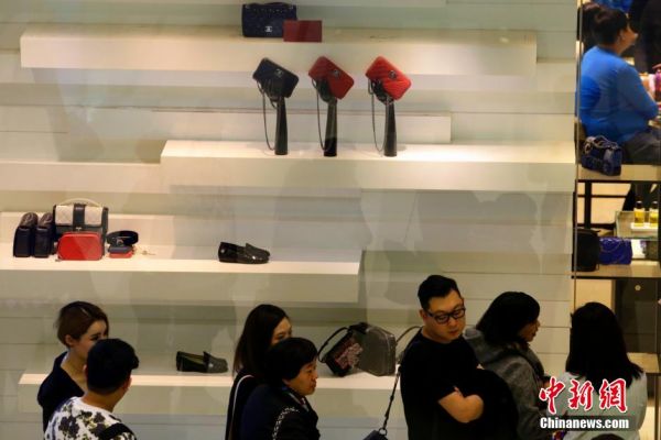 奢侈品牌在華掀降價潮 欲吸引中國人回國