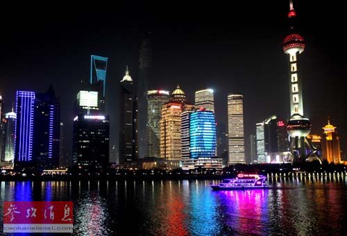 英媒：中國購物中心每周接待顧客超英國總?cè)丝?/></p>

<p>點(diǎn)擊圖片進(jìn)入下一頁</p>

<p>資料圖片：從上海外灘拍攝的陸家嘴樓群中的中國金融信息中心。</p>

<p>（2015-05-05 11:24:00）</p>
</div>

<div width=