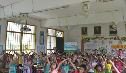 艾美特為山區(qū)學(xué)子送涼風(fēng) “清涼校園行動”三年愛心陪伴