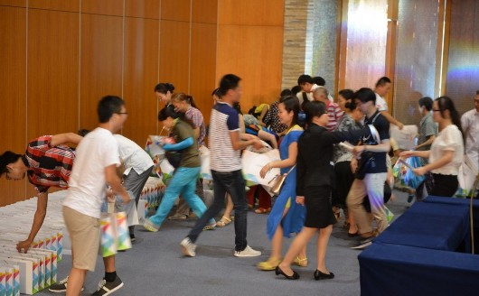 南京房產商禮包遭大媽瘋搶 場面混亂[組圖]