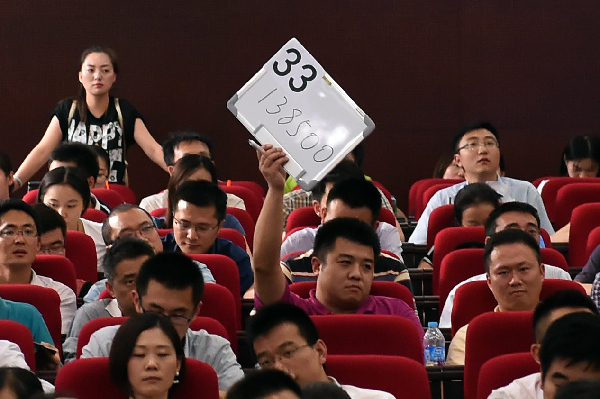 南京土地拍賣吸金50億 開發(fā)商搶當(dāng)?shù)厮拇蟮赝?/></p>

<p>每經(jīng)記者 查道坤</p>

<p>南京樓市的持續(xù)火爆，房價(jià)的水漲船高，讓南京土地拍賣在下半年也開始瘋狂。在8月28日的南京土地拍賣中，南京國土部門推出的G26、G29、G31、G32這4幅地塊，吸引了30多家房企參與爭(zhēng)搶，最終誕生了城南、江寧兩個(gè)板塊的新單價(jià)地王以及燕子磯新城、上坊新城兩個(gè)區(qū)域級(jí)單價(jià)地王。</p>

<p>4幅地塊的出讓金總和達(dá)到54億元。對(duì)此，業(yè)內(nèi)人士表示，開發(fā)商搶地助推地價(jià)水漲船高，最后還是購房者買單，南京房價(jià)也會(huì)持續(xù)上漲。</p>

<p>搶出四大地王</p>

<p>開發(fā)商搶地，造就的結(jié)果是地王被不斷刷新。在今年8月份的首場(chǎng)土地拍賣中，位于南京南站的G22地塊最終以15億元被萬科拿下，樓面價(jià)高達(dá)14224元，成為南站板塊的新地王。</p>

<p>G22南站的地王寶座僅僅保持了21天。在8月28日舉行的拍賣會(huì)上，同樣位于南站板塊的G29住宅地塊，實(shí)際出讓面積24030.3平方米，起拍樓面價(jià)9868元。有11家房企報(bào)名爭(zhēng)搶，經(jīng)過48輪競(jìng)拍，被旭輝地產(chǎn)以11.9億元的總價(jià)競(jìng)得，樓面價(jià)17092元，溢價(jià)率高達(dá)73.2%，成為南京南站板塊的新地王，同時(shí)也打破此前禹洲賽虹橋地塊16657元的樓面價(jià)紀(jì)錄，成為整個(gè)城南的新任地王。</p>

<p>此外，位于江寧開發(fā)區(qū)的G31地塊吸引了包括蘇州中銳以及金地、正榮、中駿等16家房企爭(zhēng)搶，最終經(jīng)過25輪“廝殺”，被蘇州中銳以5.7億元拿下，樓面價(jià)為13218元。這也超過了此前龍湖G23地塊12678元的樓面價(jià)，成為江寧新地王，溢價(jià)率高達(dá)96.5%。</p>

<p>另外兩幅地塊，也吸引了多家眾多開發(fā)商的爭(zhēng)奪，其中，G32地塊實(shí)際出讓面積49444.45平方米，最大容積率2.6，起拍樓面價(jià)6573元，在經(jīng)歷54輪爭(zhēng)搶后被融僑以13.85億元拿下，樓面價(jià)10774元每平米，溢價(jià)率63.9%，超過此前中糧鴻云地塊創(chuàng)下的7338元的紀(jì)錄，成為上坊區(qū)域的新地王。</p>

<p>而G26實(shí)際出讓面積68846.41平方米，為商住混合用地，吸引了包括萬科、碧桂園、金地、禹洲、棲霞建設(shè)、中航里程等10家房企報(bào)名爭(zhēng)搶。最終，經(jīng)過70輪報(bào)價(jià)，由中航里程以22.7億元拿下，樓面價(jià)10304元，超過了此前金浦地產(chǎn)G88地塊的9407元，成為燕子磯區(qū)域新地王。</p>

<p>助推房價(jià)持續(xù)上漲</p>

<p>一天拍出4幅地塊，南京樓市的瘋狂程度可見一斑。四幅地塊，多達(dá)30多家房企參與爭(zhēng)搶，讓不少參與拍賣的房企直呼南京土地拍賣失控。</p>

<p>今年上半年，南京全市已成功出讓經(jīng)營性用地16幅，出讓規(guī)模75.6萬平方米。其中住宅性質(zhì)用地出讓12幅，出讓規(guī)模72.6萬平方米，同比下降66.5%，完成全年750公頃的供地計(jì)劃還不到兩成。</p>

<p>對(duì)于此次土地拍賣，南京房地產(chǎn)建設(shè)促進(jìn)會(huì)秘書長張輝表示，地王頻出反映出開發(fā)商對(duì)南京樓市的高度樂觀，對(duì)增加土地儲(chǔ)備的渴求心態(tài)高漲，僧多粥少客觀上推高了土地溢價(jià)。</p>

<p>不過，在房地產(chǎn)行業(yè)專家張建初看來，上半年南京土地出讓量僅完成全年任務(wù)的兩成，所以下半年南京土地市場(chǎng)火爆是必然結(jié)果，他對(duì)《每日經(jīng)濟(jì)新聞》記者說，“地價(jià)的水漲船高，直接結(jié)果是助推房價(jià)的上漲，最后還是購房者買單。從這次四個(gè)地塊的樓面價(jià)來看，確實(shí)存在失控的局面，如此高的樓面價(jià)，開發(fā)商是否能賺錢，成為一個(gè)難題，所以高價(jià)拿地的背后，開發(fā)商也面臨巨大的風(fēng)險(xiǎn)。”</p>

<p>此外，張建初還對(duì)記者說，“全年任務(wù)還有很多沒有完成，下半年余下的幾個(gè)月會(huì)成為南京土地拍賣的一個(gè)高潮，按照目前開發(fā)商這種拿地的節(jié)奏來看，南京土地市場(chǎng)的價(jià)格還會(huì)走高，地王也會(huì)不斷被刷新。”</p>
</div>
<!--/enpcontent-->
</div>

<div   id=