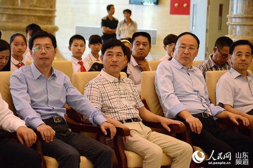 人民網(wǎng)在濟(jì)南舉行抗戰(zhàn)記憶視頻作品集贈(zèng)送儀式