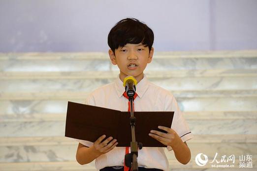 人民網(wǎng)在濟(jì)南舉行抗戰(zhàn)記憶視頻作品集贈(zèng)送儀式