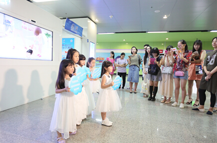 紙巾婚紗“小新娘”萌動地鐵站,合唱快閃《明月幾時有》