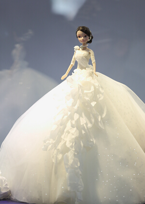 紙巾婚紗“小新娘”萌動地鐵站,合唱快閃《明月幾時有》