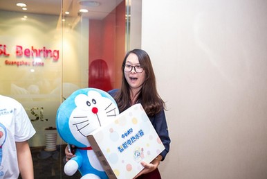 哆啦A夢現身廣州CBD,點外賣竟送熱水器