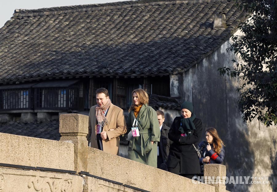 第二屆世界互聯(lián)網(wǎng)大會(huì)嘉賓紛紛入場(chǎng)