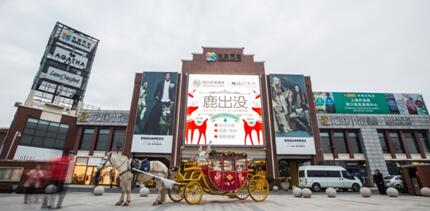 凹凸租車圣誕驚喜:上海街頭驚現(xiàn)“鹿”車！