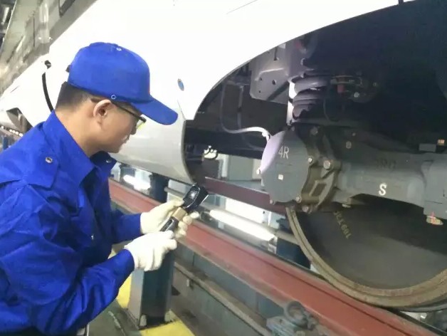 文明出行:你的隨手一丟 他們又要多熬兩小時