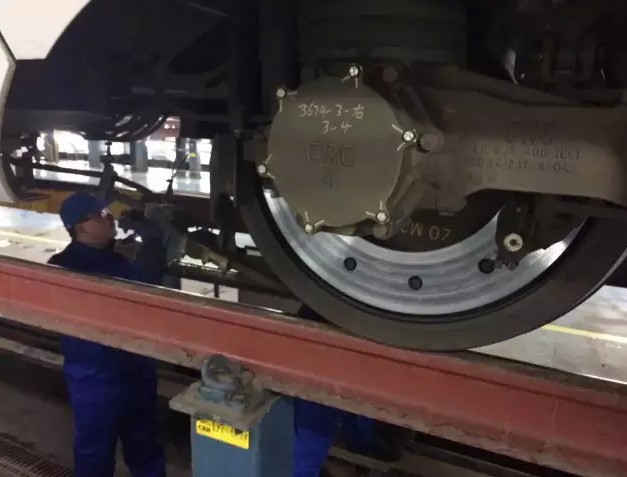 文明出行:你的隨手一丟 他們又要多熬兩小時