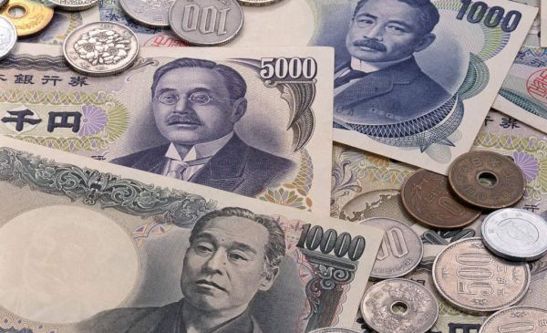 外媒:股市暴跌日元升值致“安倍經濟學”陷危機