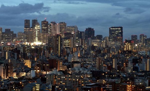 股市暴跌、日元升值致日本“安倍經濟學”陷危機