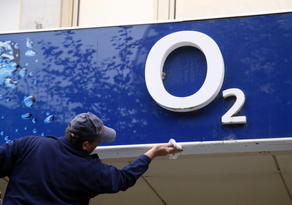 李嘉誠“買下英國”雄心遇阻？收購O2遭歐盟否決