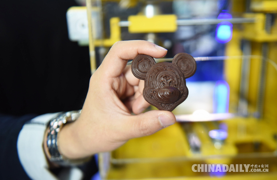 2016亞洲消費(fèi)電子展開幕 虛擬現(xiàn)實(shí)吸引觀眾競相體驗(yàn)