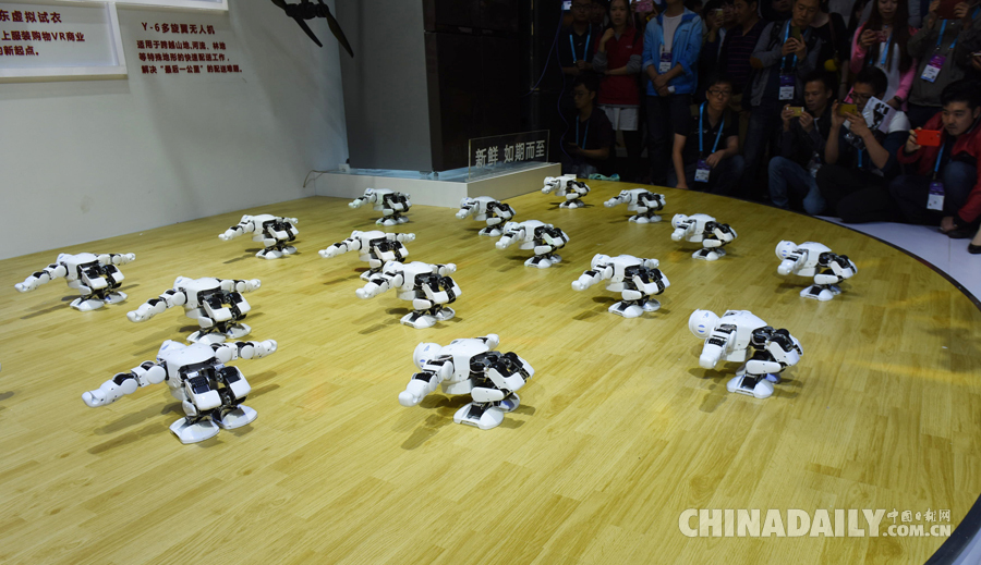 2016亞洲消費電子展開幕 虛擬現實吸引觀眾競相體驗