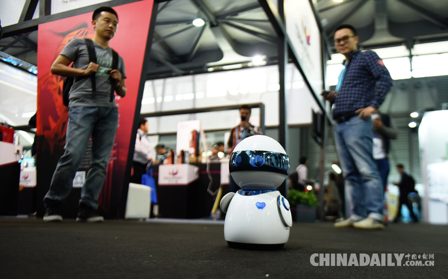 2016亞洲消費電子展開幕 虛擬現(xiàn)實吸引觀眾競相體驗