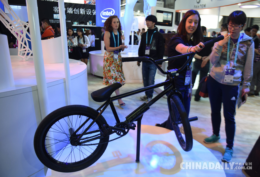 2016亞洲消費(fèi)電子展開(kāi)幕 虛擬現(xiàn)實(shí)吸引觀眾競(jìng)相體驗(yàn)