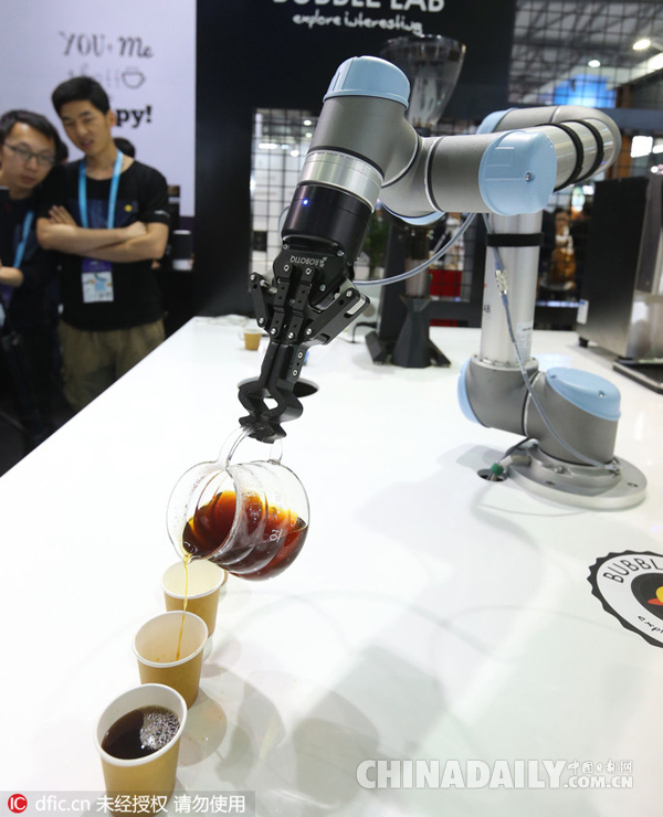 2016亞洲消費(fèi)電子展開(kāi)幕 虛擬現(xiàn)實(shí)吸引觀眾競(jìng)相體驗(yàn)